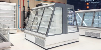 Low refrigerated cabinet not limitating the view of the products behind